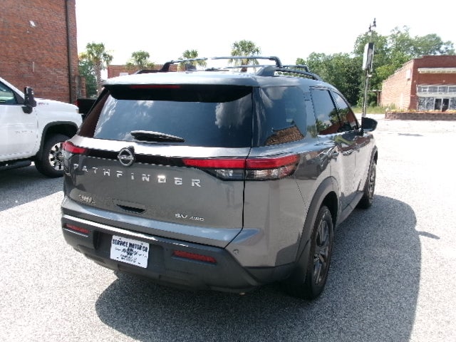 2022 Nissan Pathfinder SV
